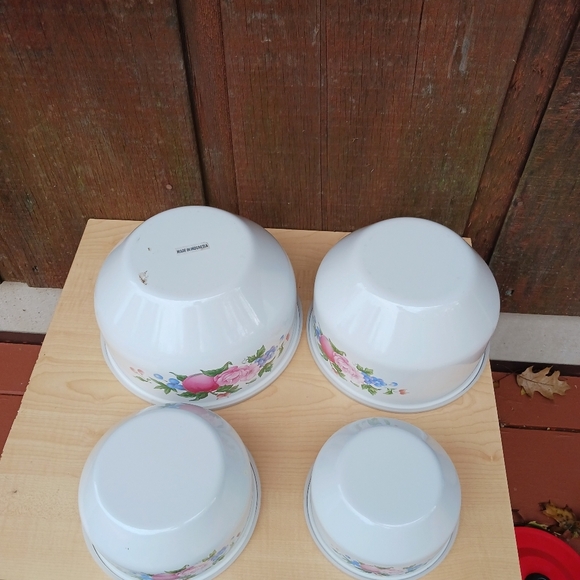 Vintage Floral Enamel Metal Set of 4 Nesting Mixing Bowls with Lids - Picture 8 of 9